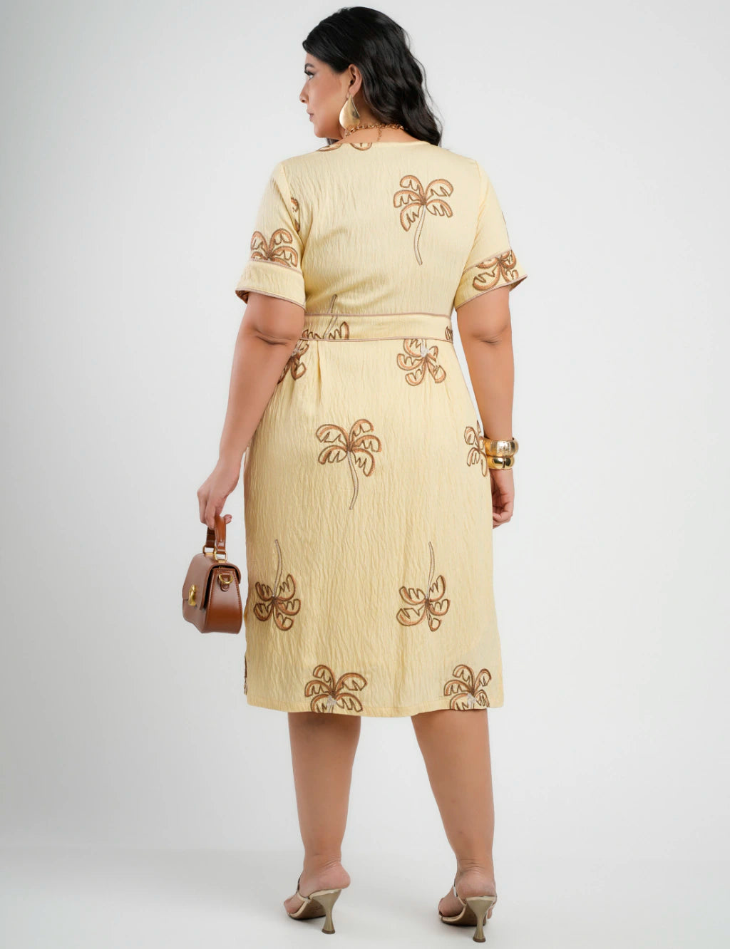 Vestido Midi Crepe Encorpado Bordado Amarelo