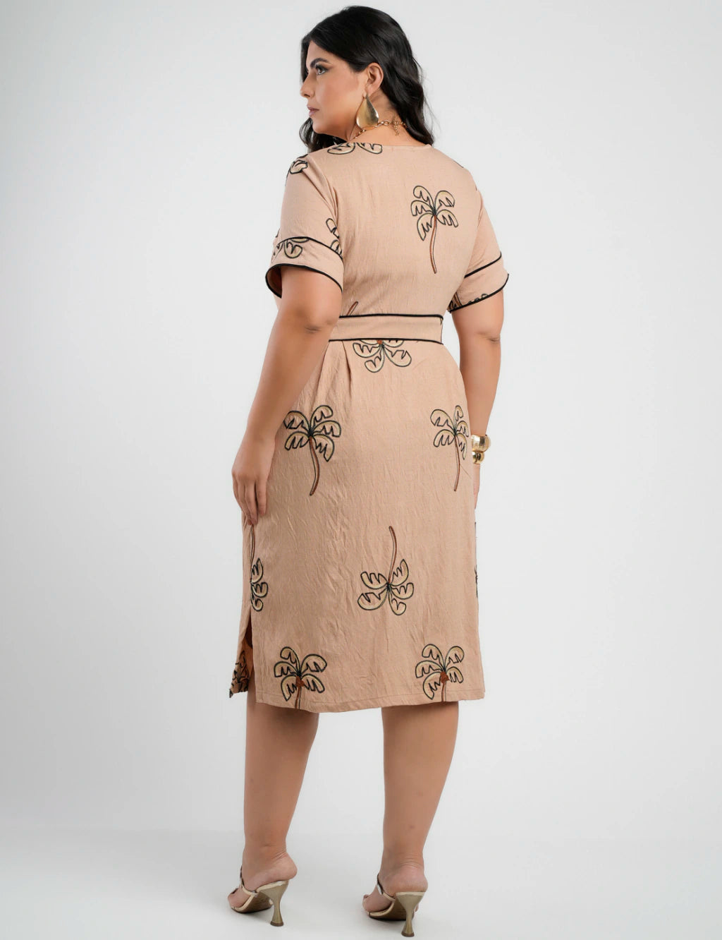 Vestido Midi Crepe Encorpado Bordado Marrom