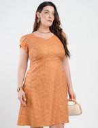 Vestido Curto Bordado Decote Princesa Marrom