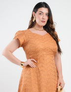 Vestido Curto Bordado Decote Princesa Marrom