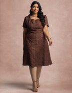 Vestido Midi Com bordado Marrom