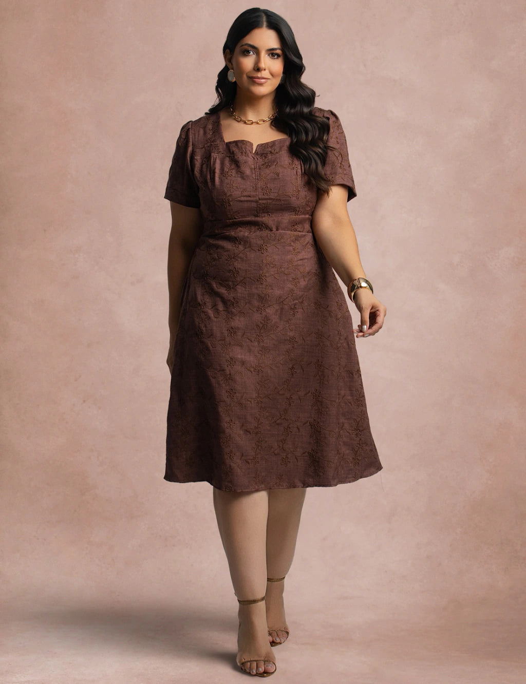 Vestido Midi Com bordado Marrom