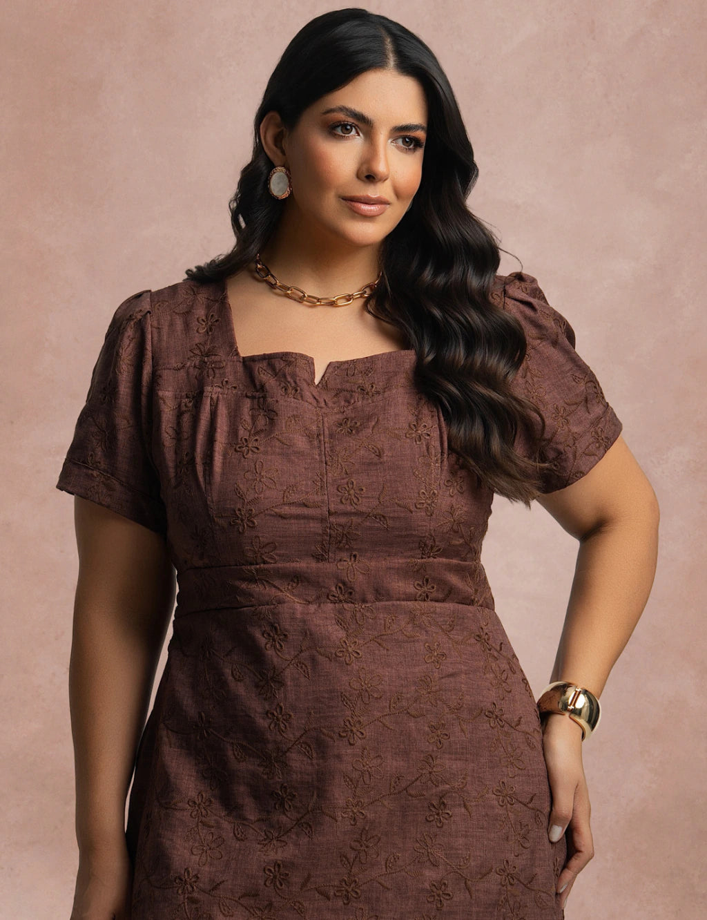 Vestido Midi Com bordado Marrom