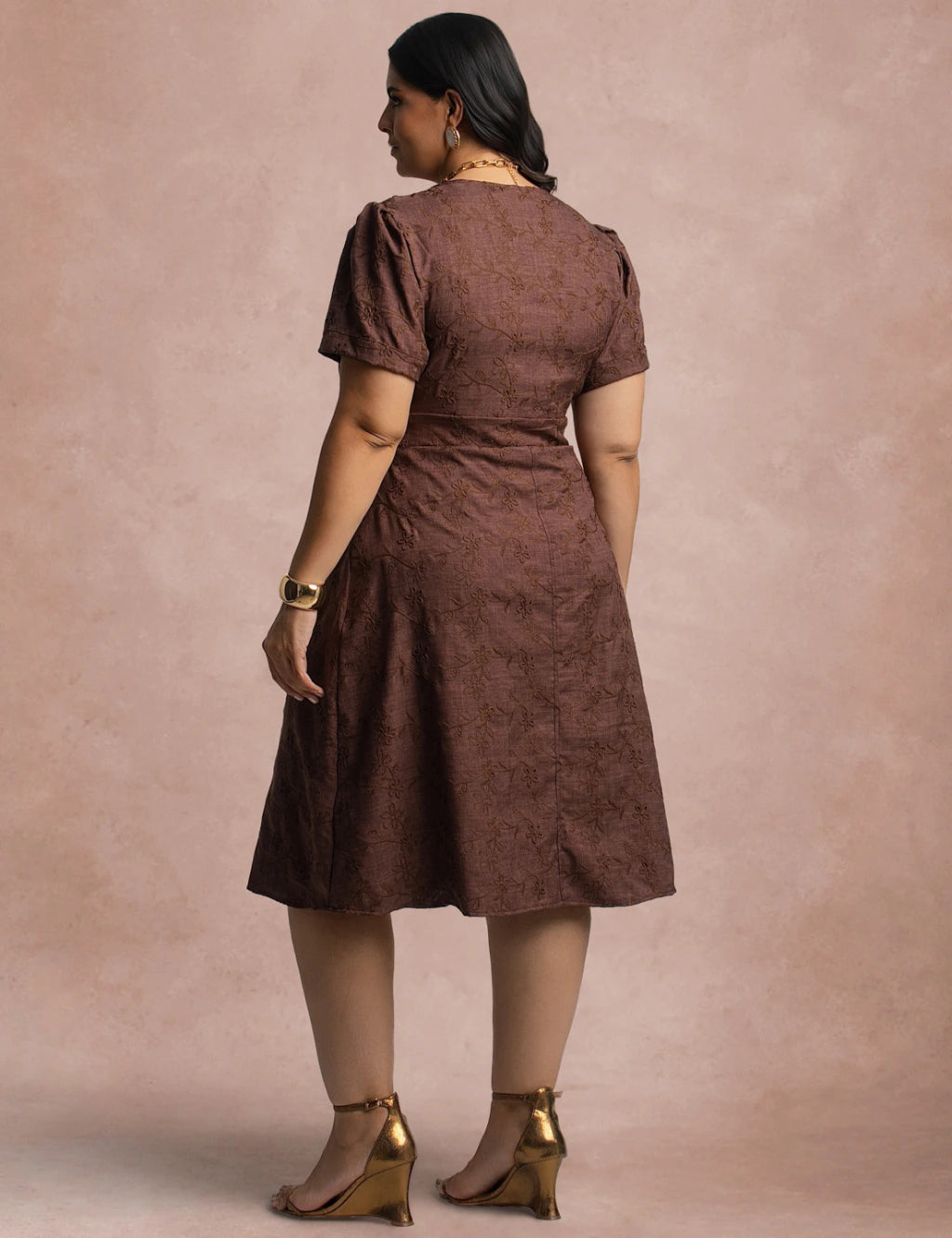 Vestido Midi Com bordado Marrom
