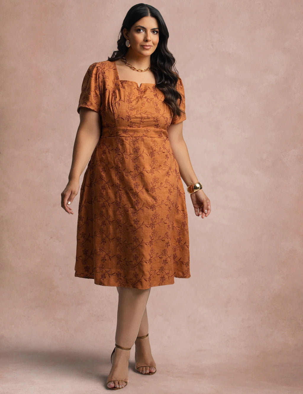 Vestido Midi Com bordado Marrom