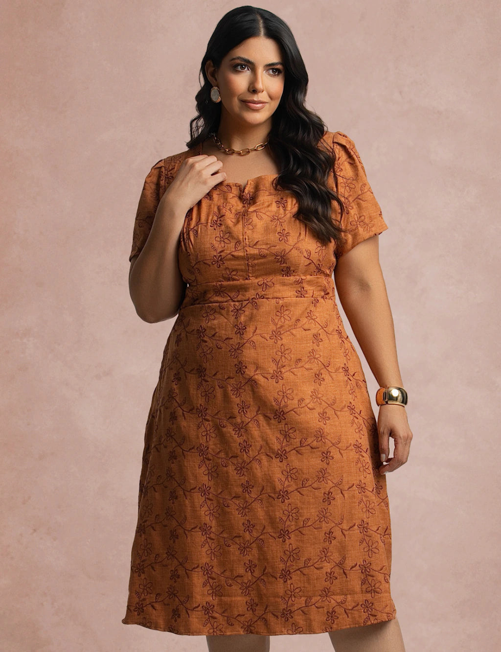 Vestido Midi Com bordado Marrom