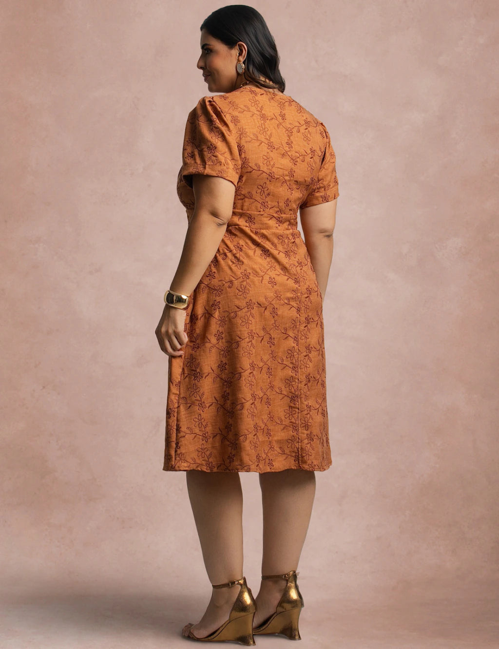 Vestido Midi Com bordado Marrom