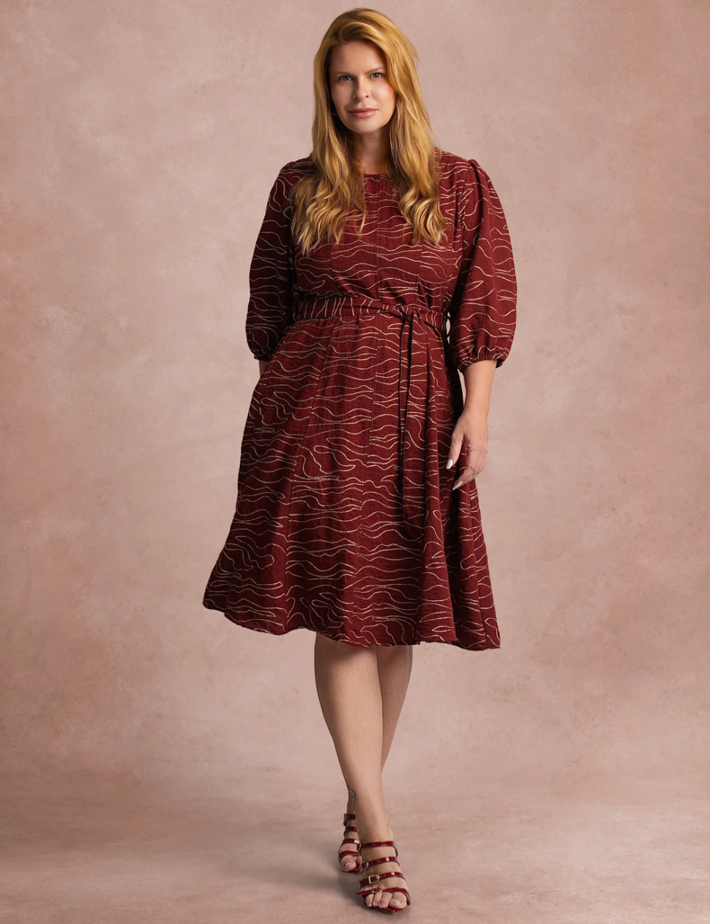 Vestido Curto Bordado Manga 3/4 Vinho