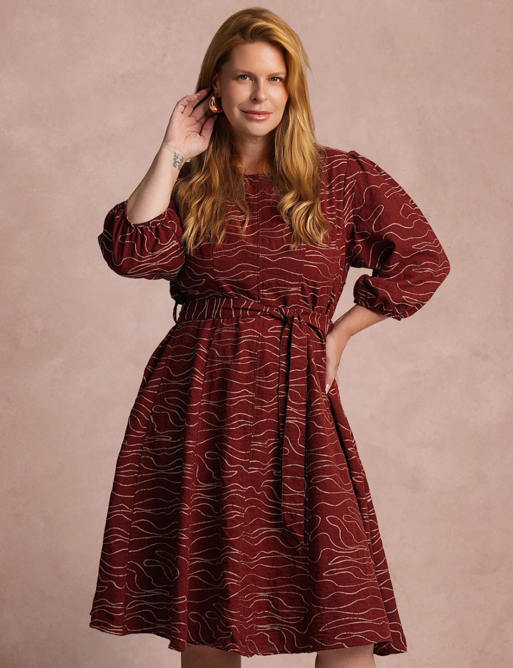 Vestido Curto Bordado Manga 3/4 Vinho