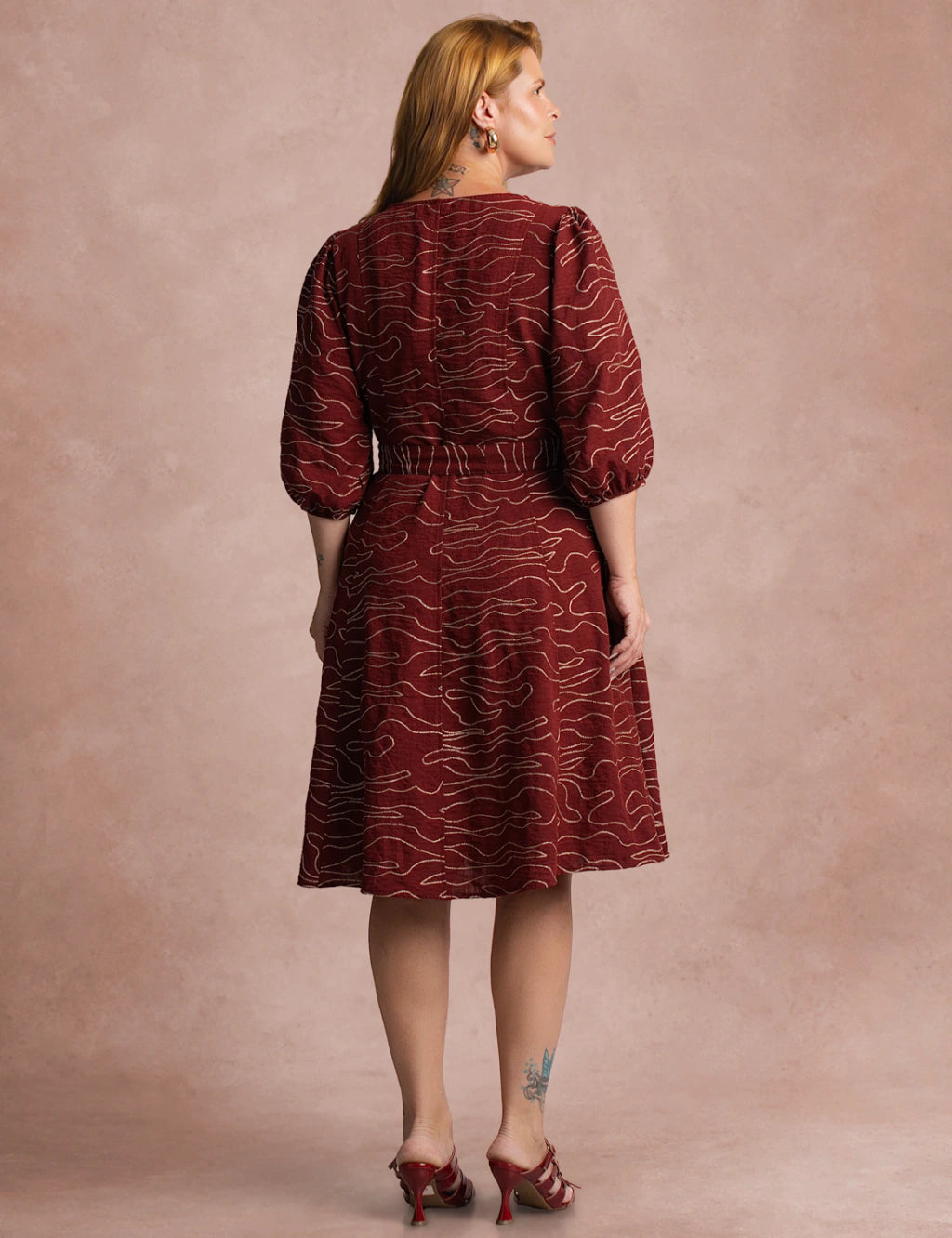 Vestido Curto Bordado Manga 3/4 Vinho