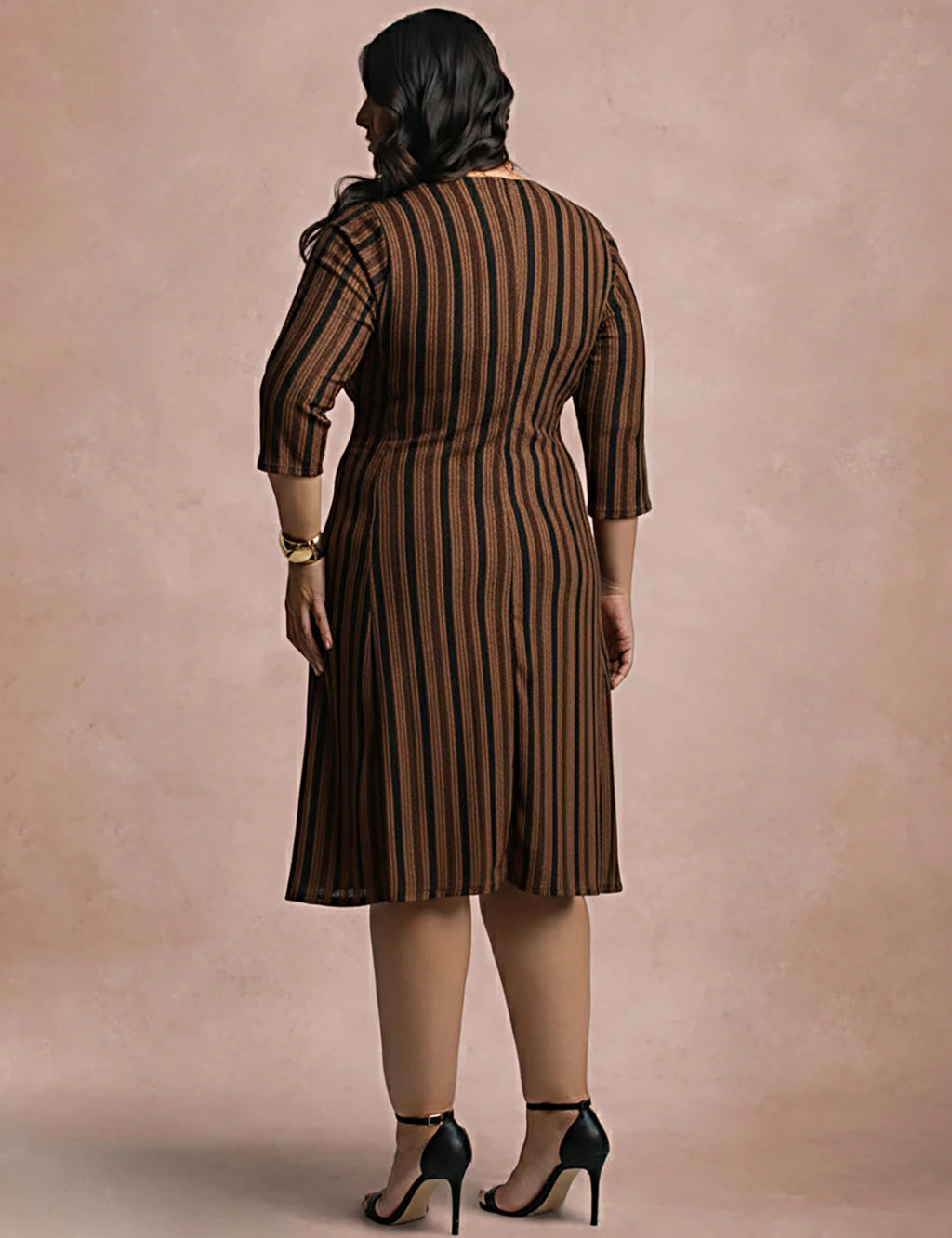 Vestido Midi Estampado Listrado Marrom