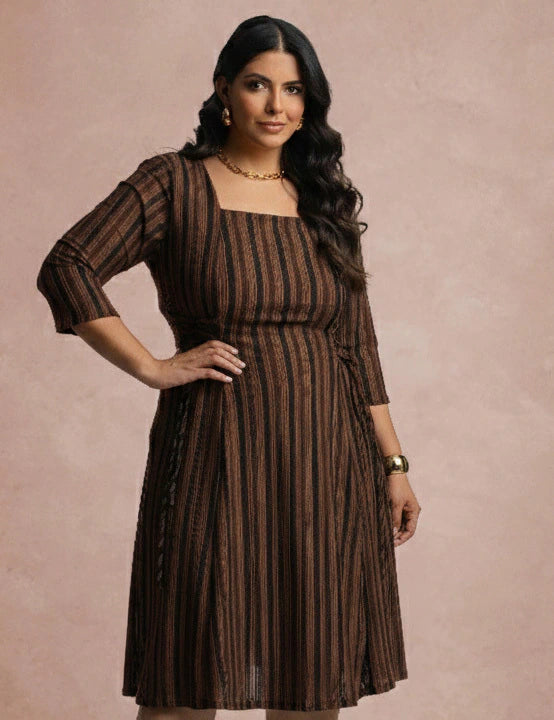 Vestido Midi Estampado Listrado Marrom