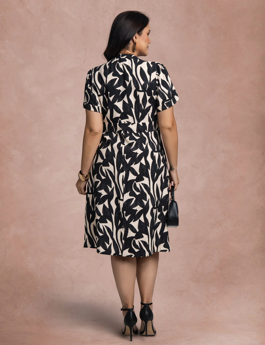 Vestido Midi Estampado Com Botões Na Pala Preto