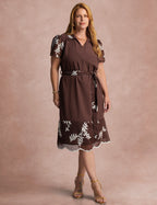 Vestido Curto Bordado Marrom