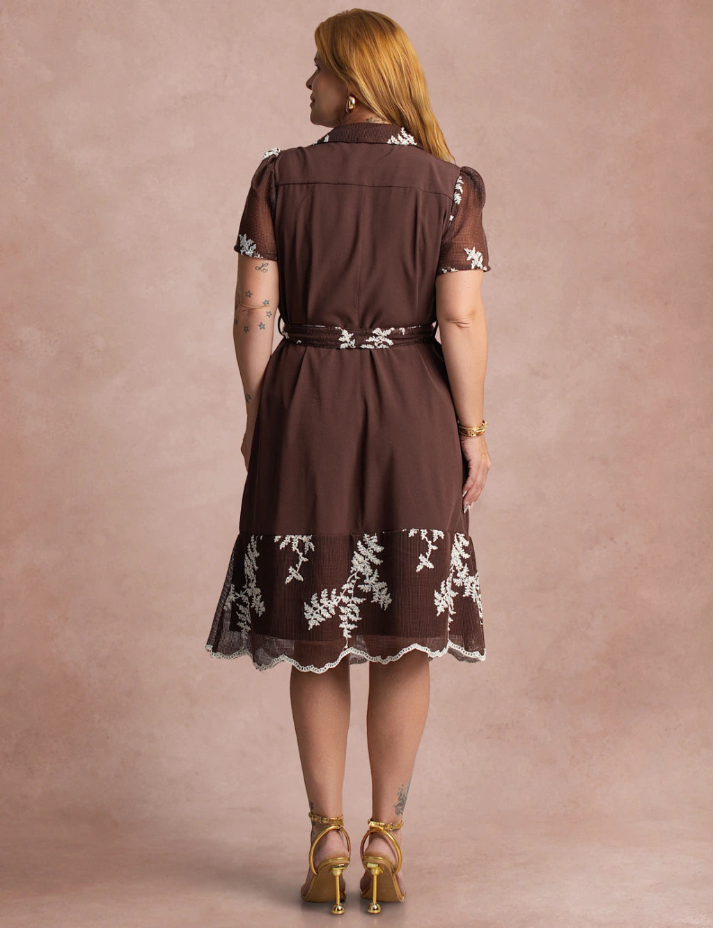 Vestido Curto Bordado Marrom