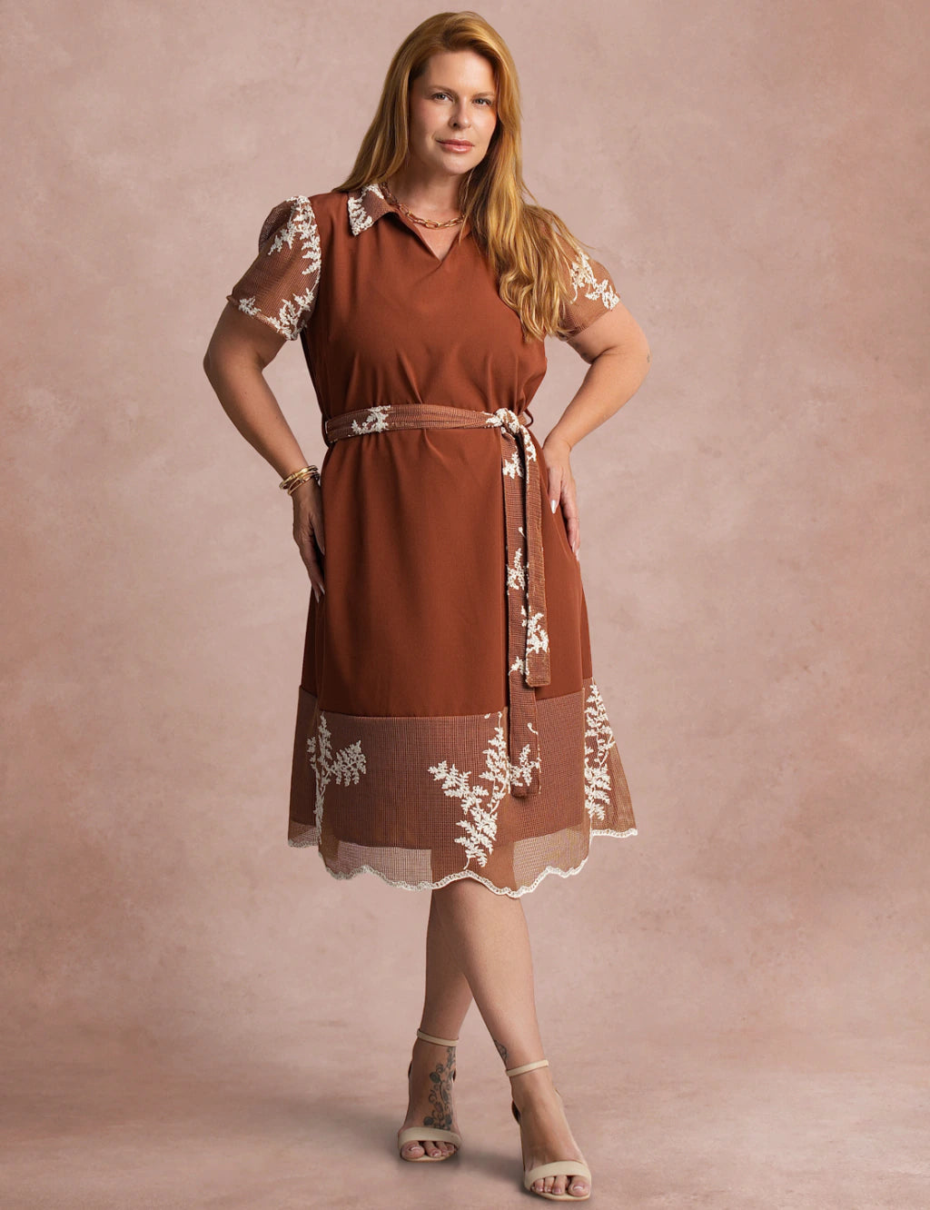 Vestido Curto Bordado Marrom
