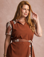 Vestido Curto Bordado Marrom