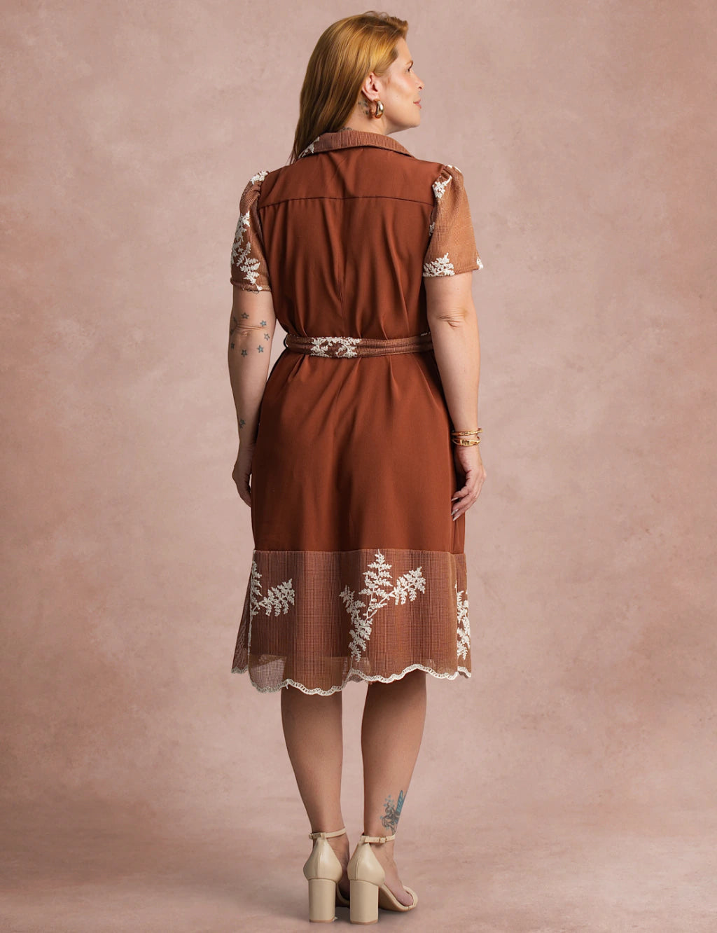 Vestido Curto Bordado Marrom