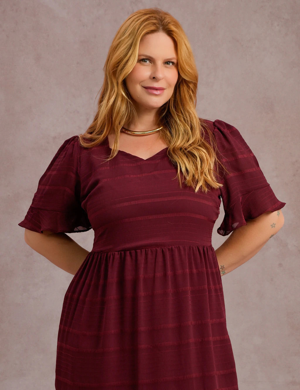 Vestido Curto Decote Princesa Vinho