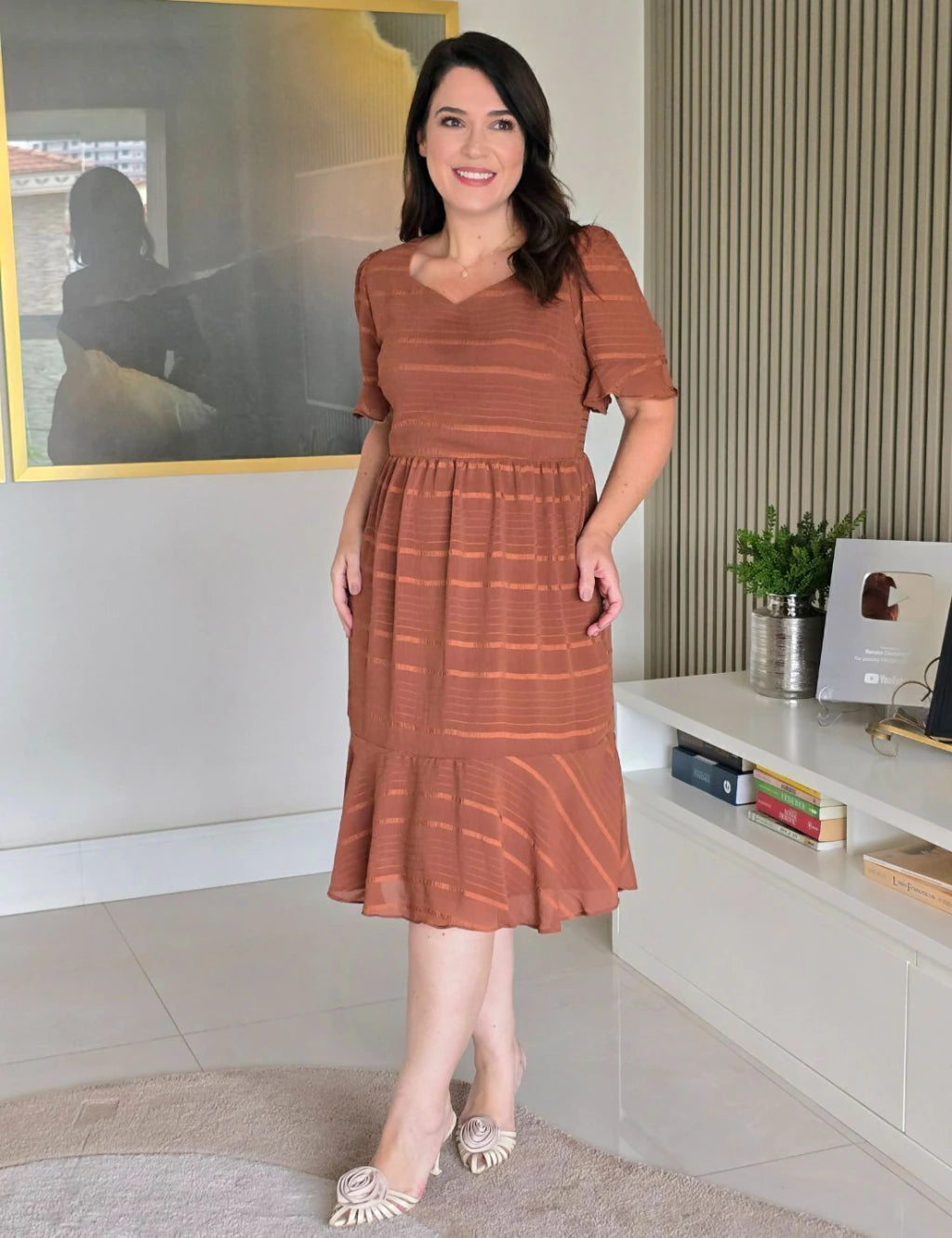 Vestido Curto Decote Princesa Marrom