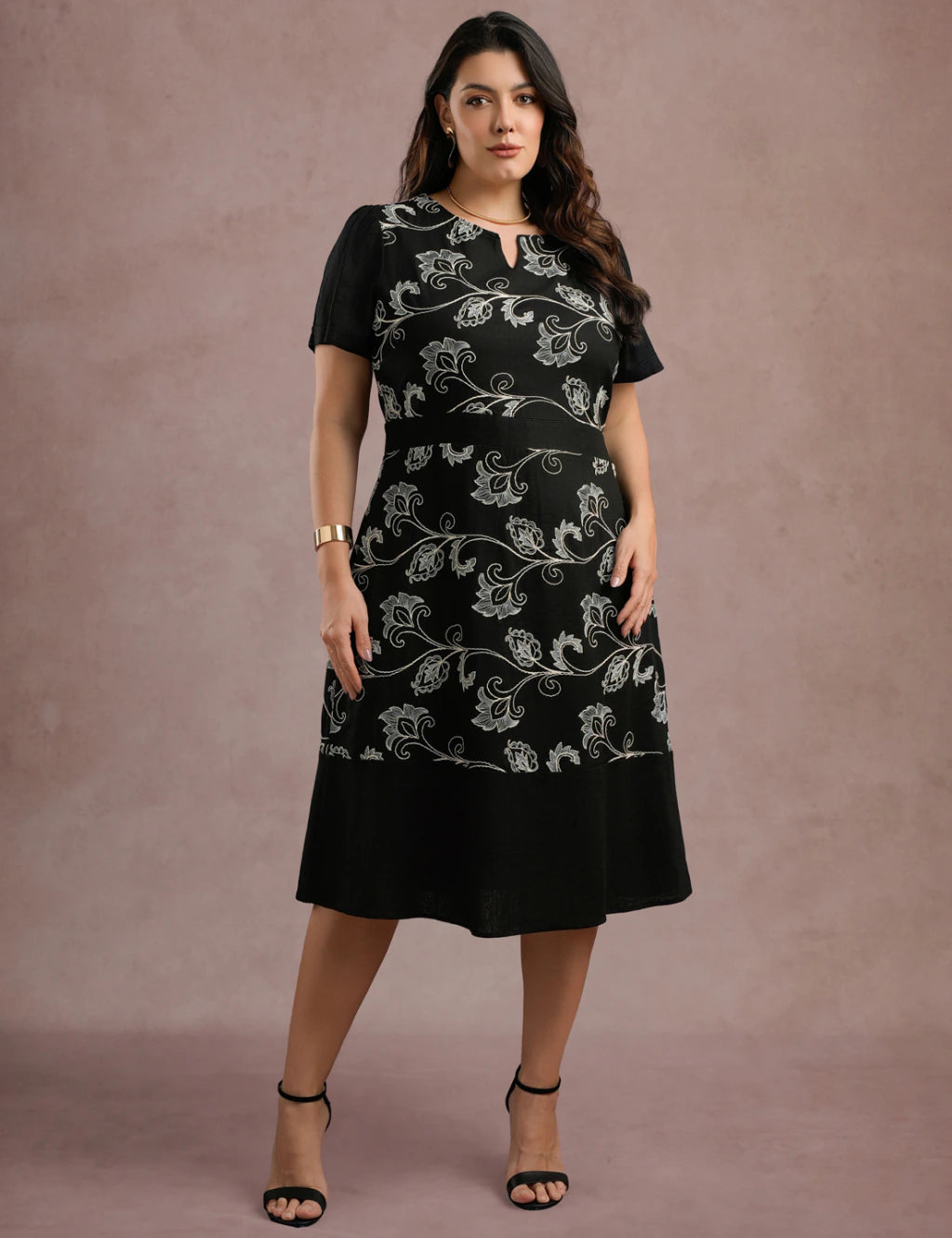 Vestido Midi Linho Com Bordado Preto