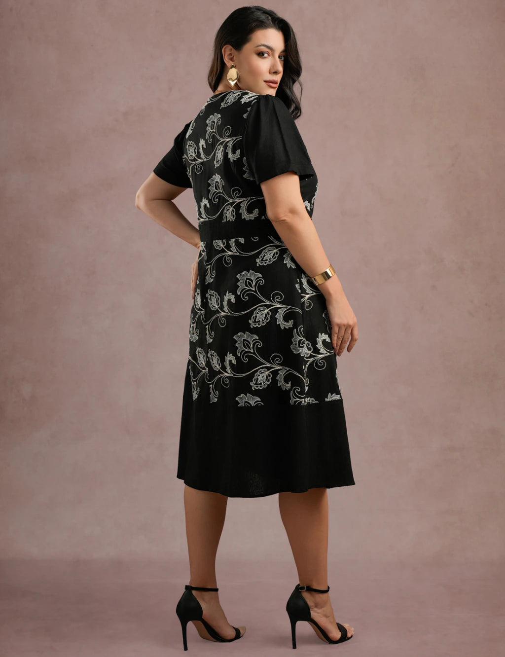 Vestido Midi Linho Com Bordado Preto