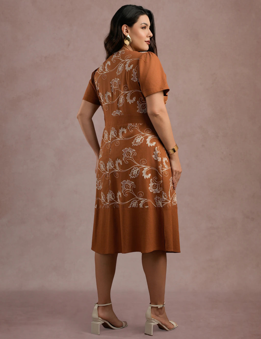 Vestido Midi Linho Com Bordado Marrom