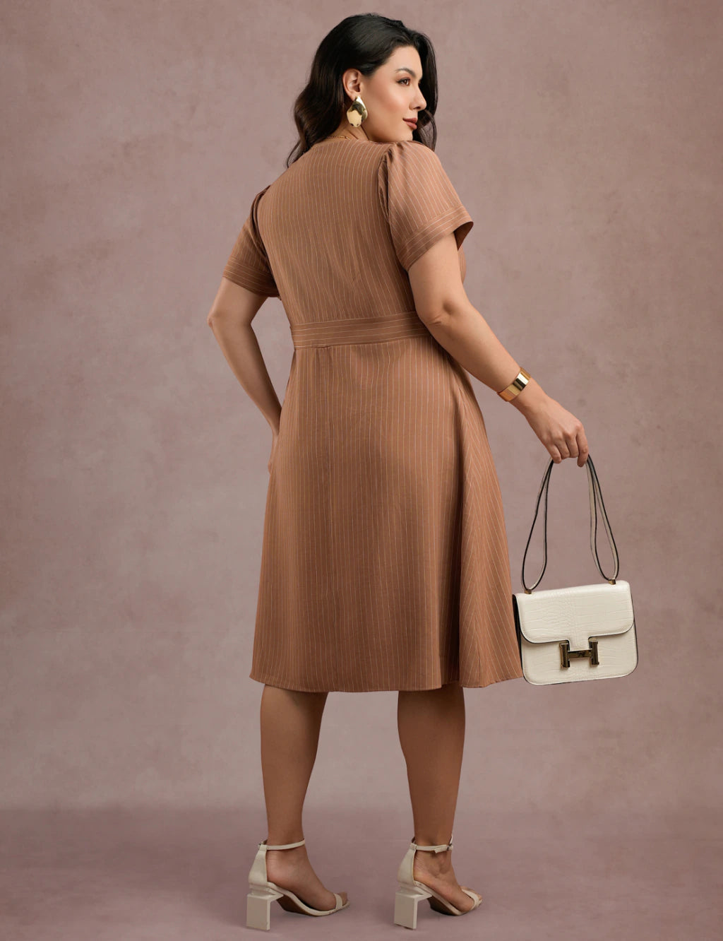 Vestido Midi Risca De Giz Bege