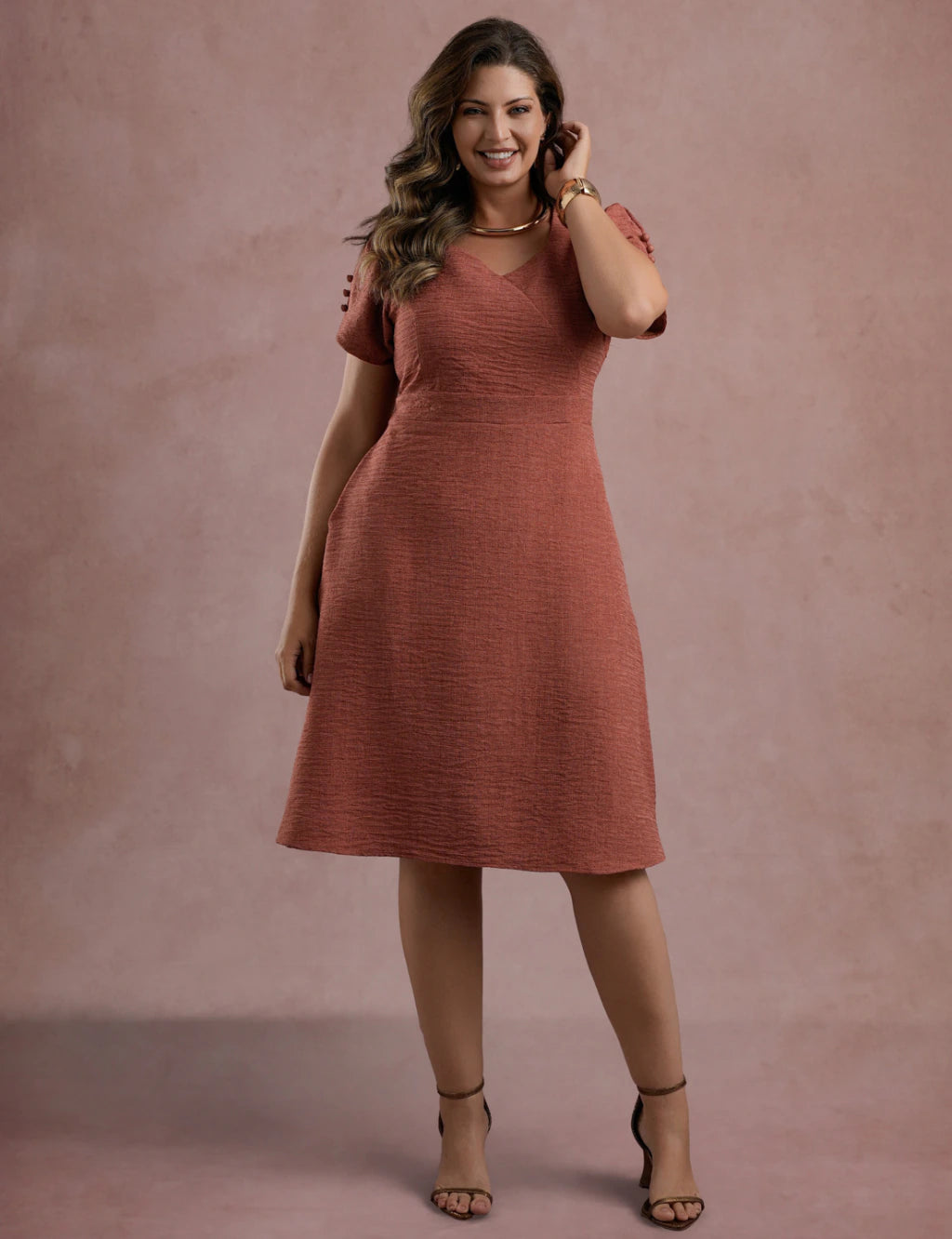 Vestido Midi Decote Princesa Com Botão Marrom