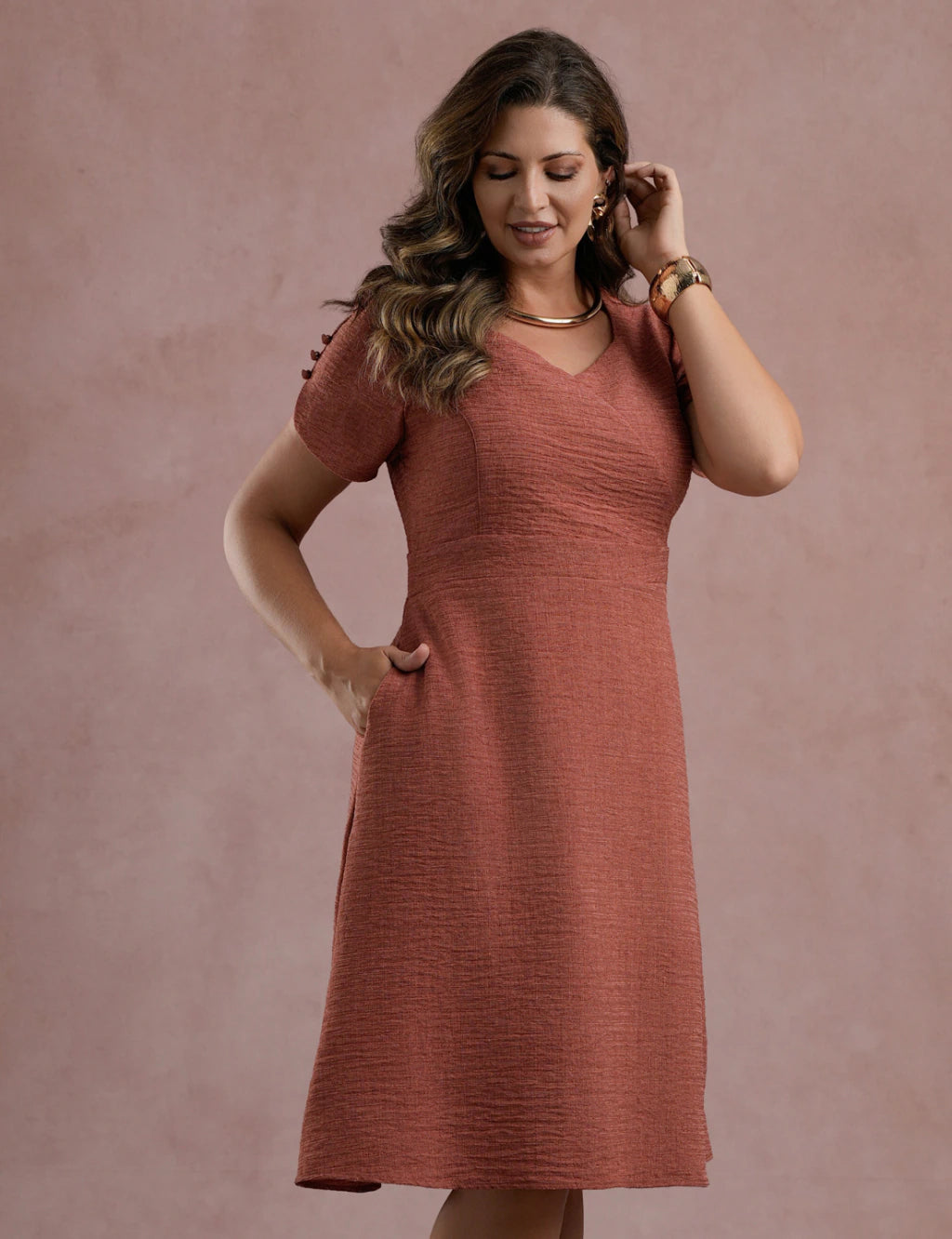 Vestido Midi Decote Princesa Com Botão Marrom