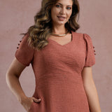 Vestido Midi Decote Princesa Com Botão Marrom