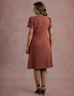 Vestido Midi Decote Princesa Com Botão Marrom