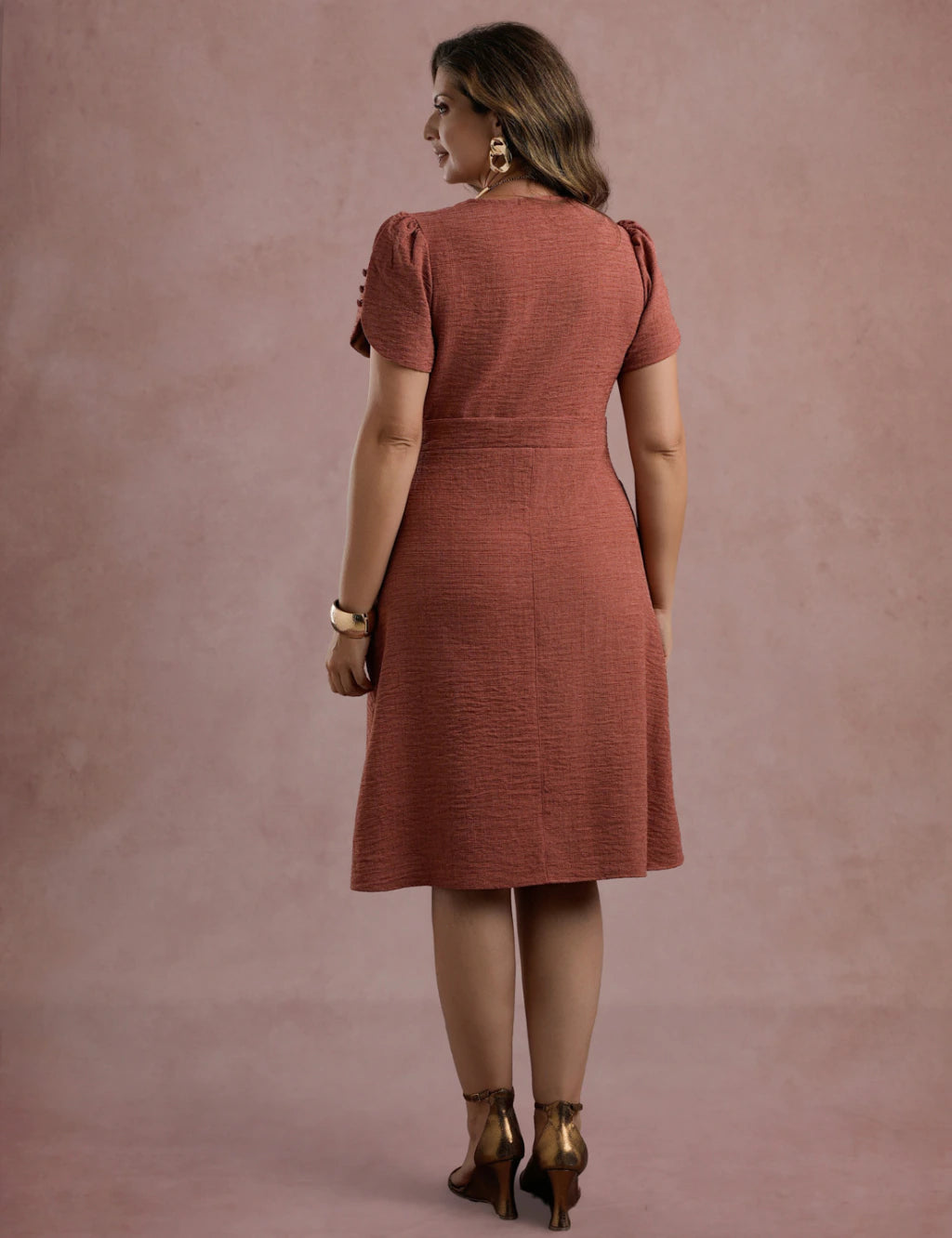Vestido Midi Decote Princesa Com Botão Marrom