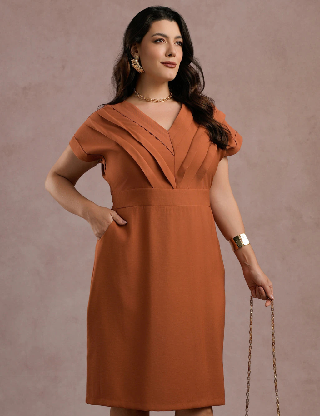 Vestido Curto Com Nervuras Marrom