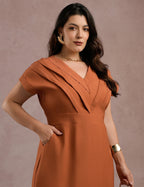 Vestido Curto Com Nervuras Marrom