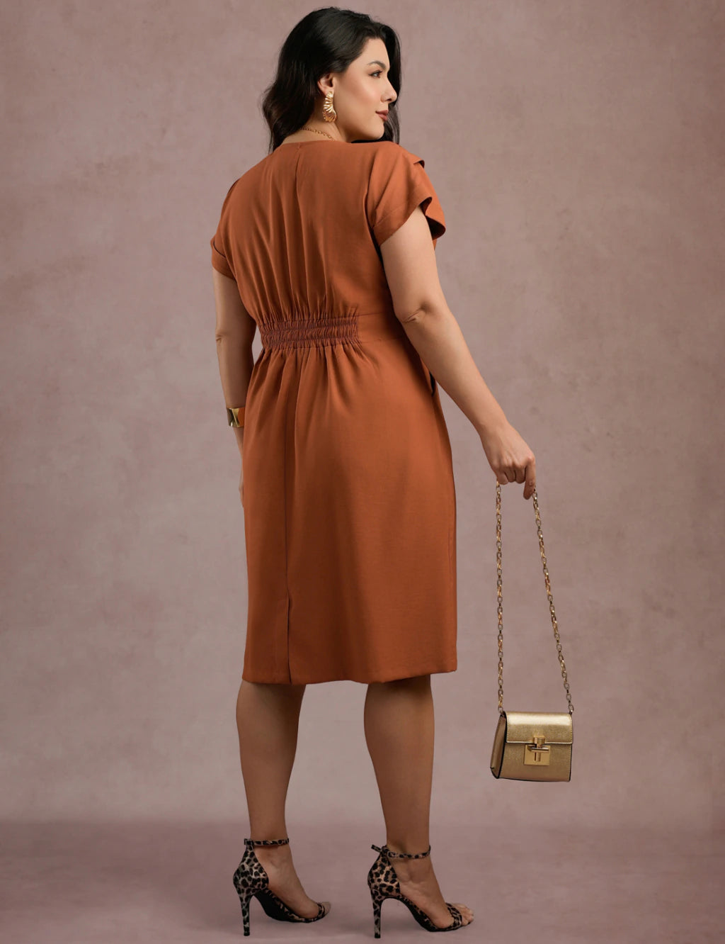 Vestido Curto Com Nervuras Marrom