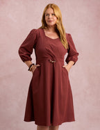 Vestido Midi Com Fivela Na Pala Marrom