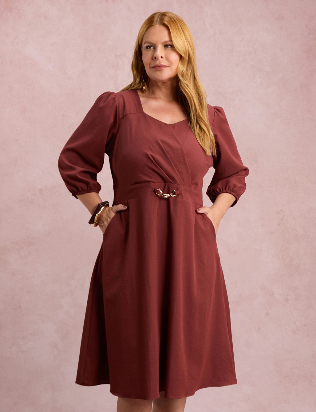 Vestido Midi Com Fivela Na Pala Marrom