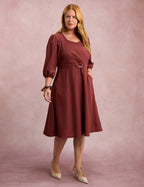 Vestido Midi Com Fivela Na Pala Marrom