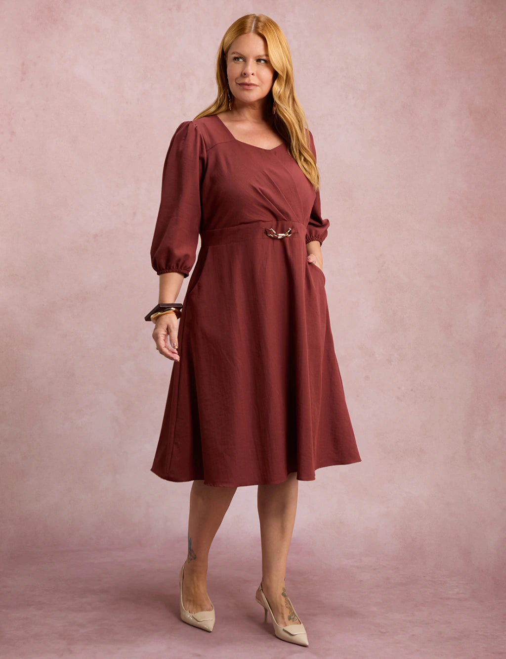 Vestido Midi Com Fivela Na Pala Marrom