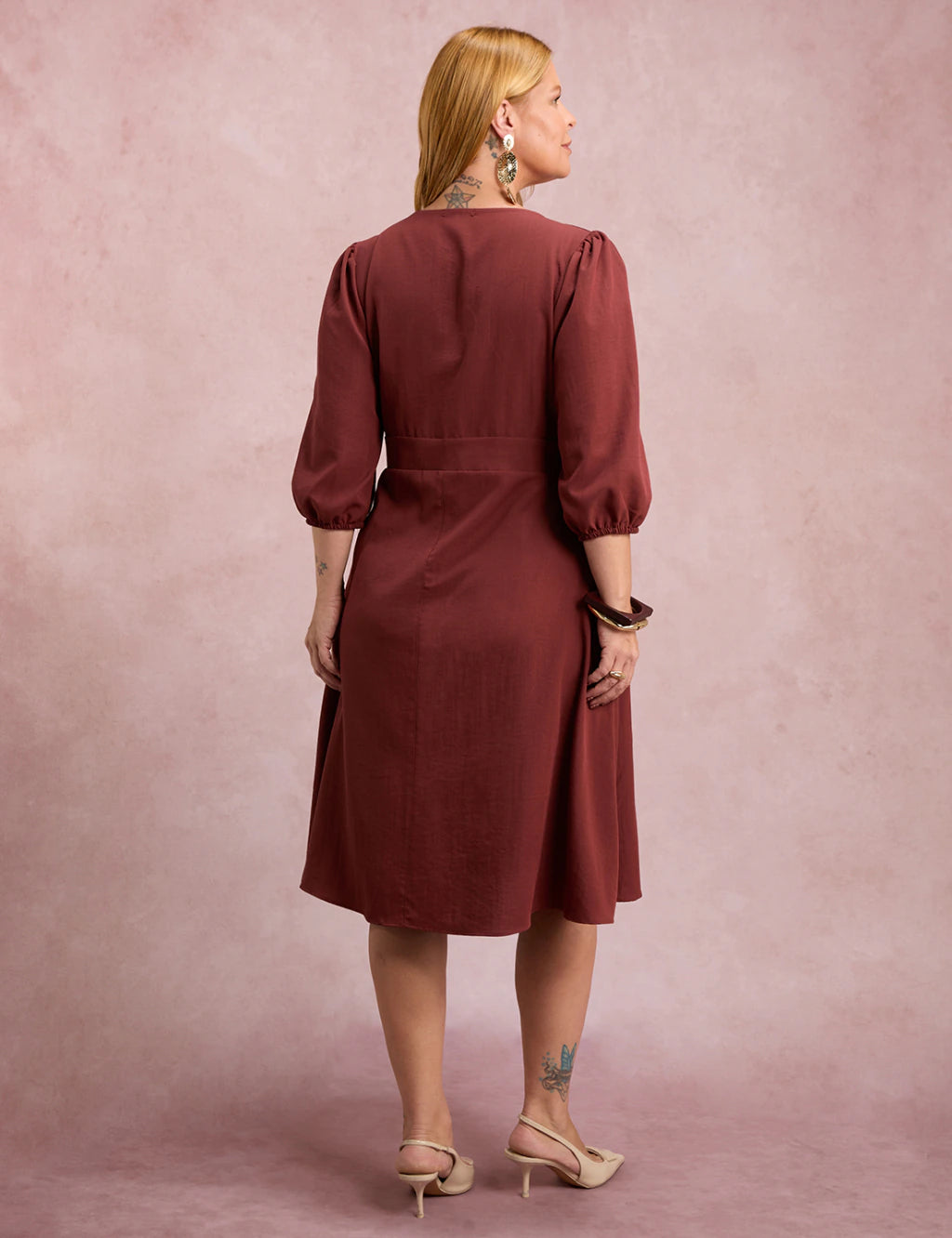 Vestido Midi Com Fivela Na Pala Marrom