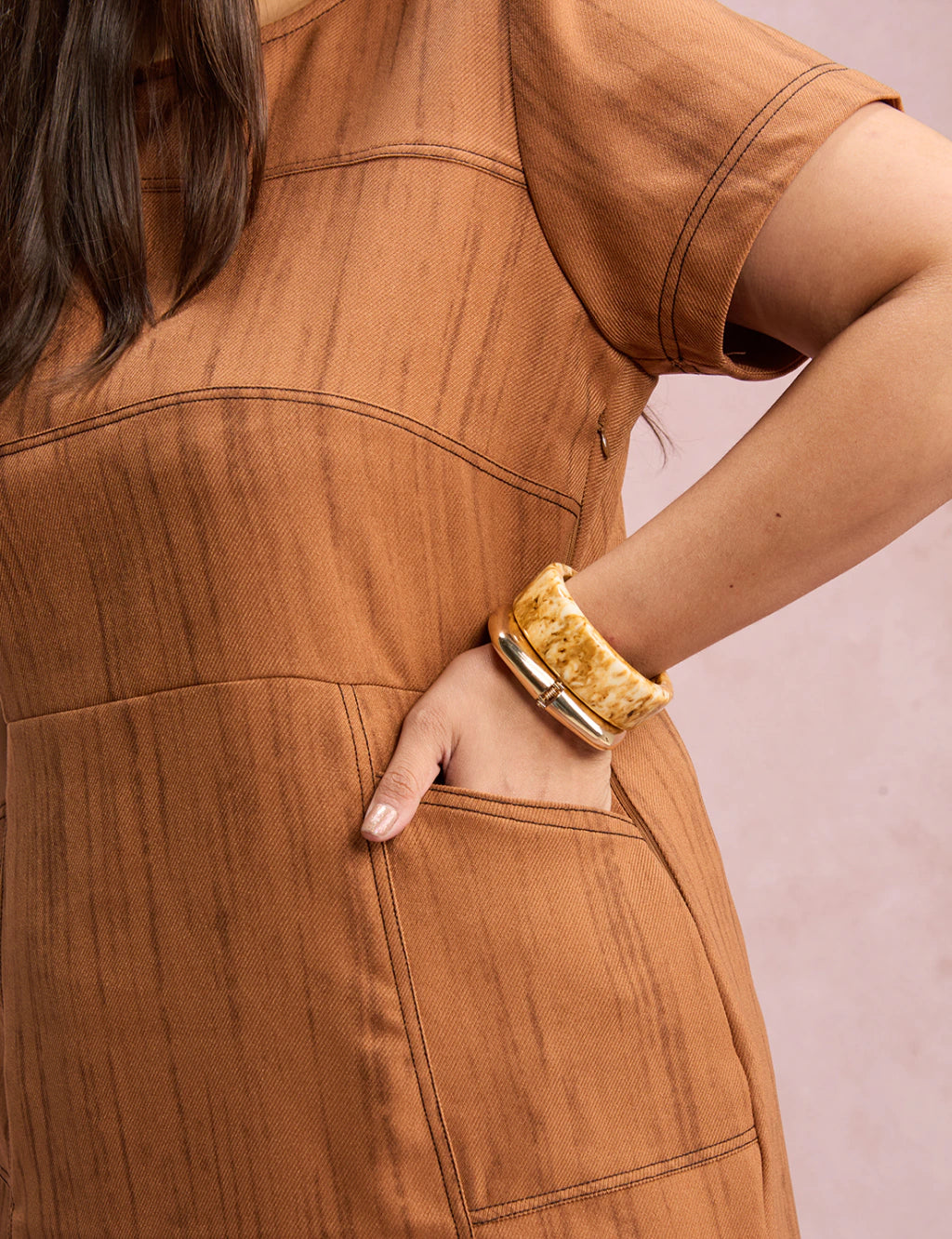 Vestido Midi Com Textura Bolso Marrom
