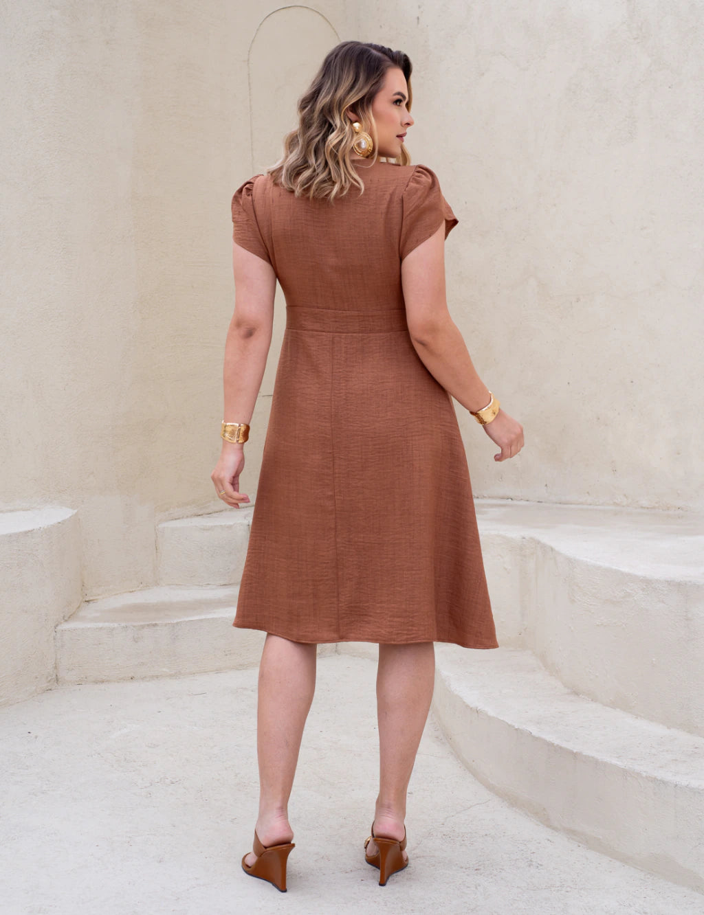 Vestido Midi Com Botão Marrom
