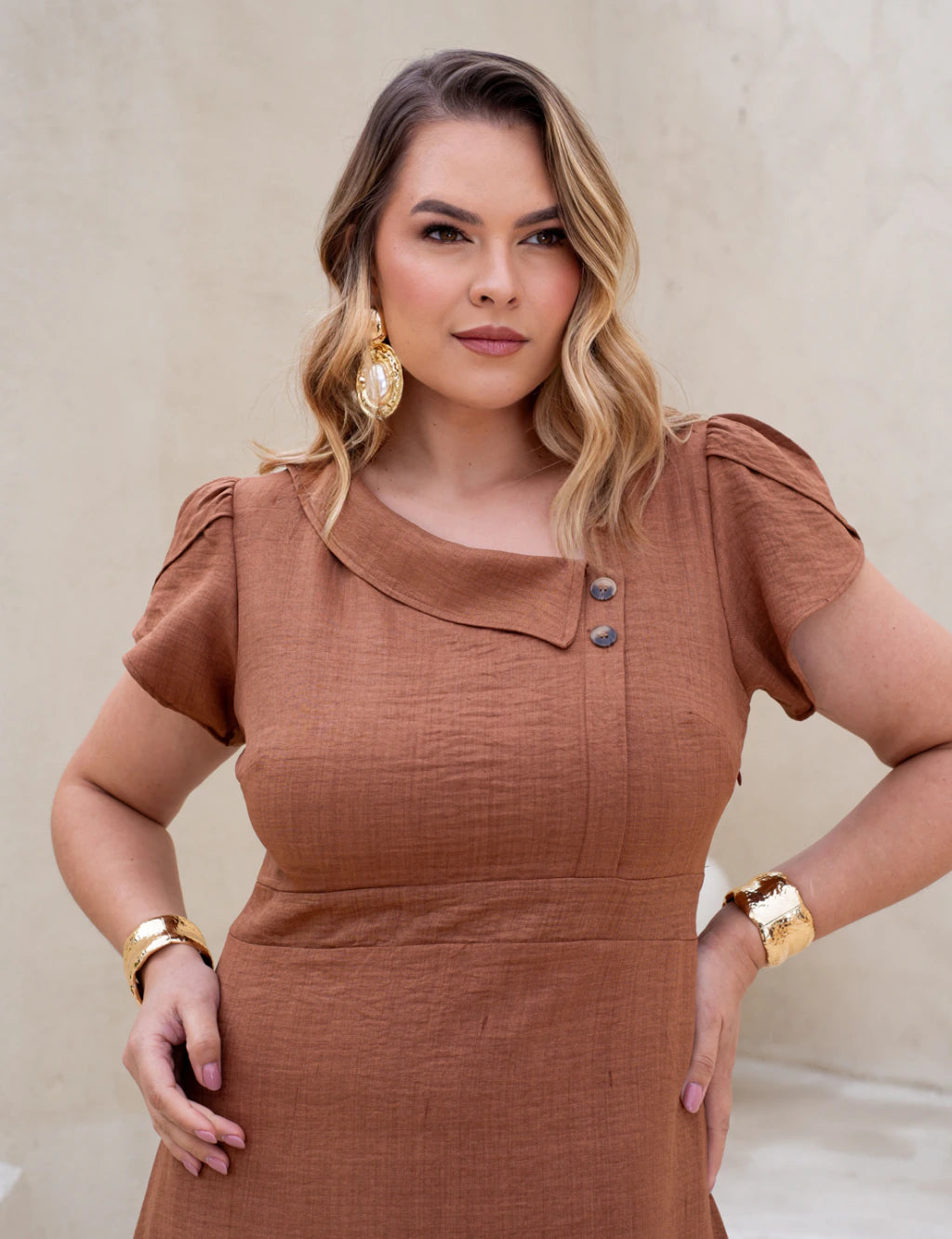 Vestido Midi Com Botão Marrom