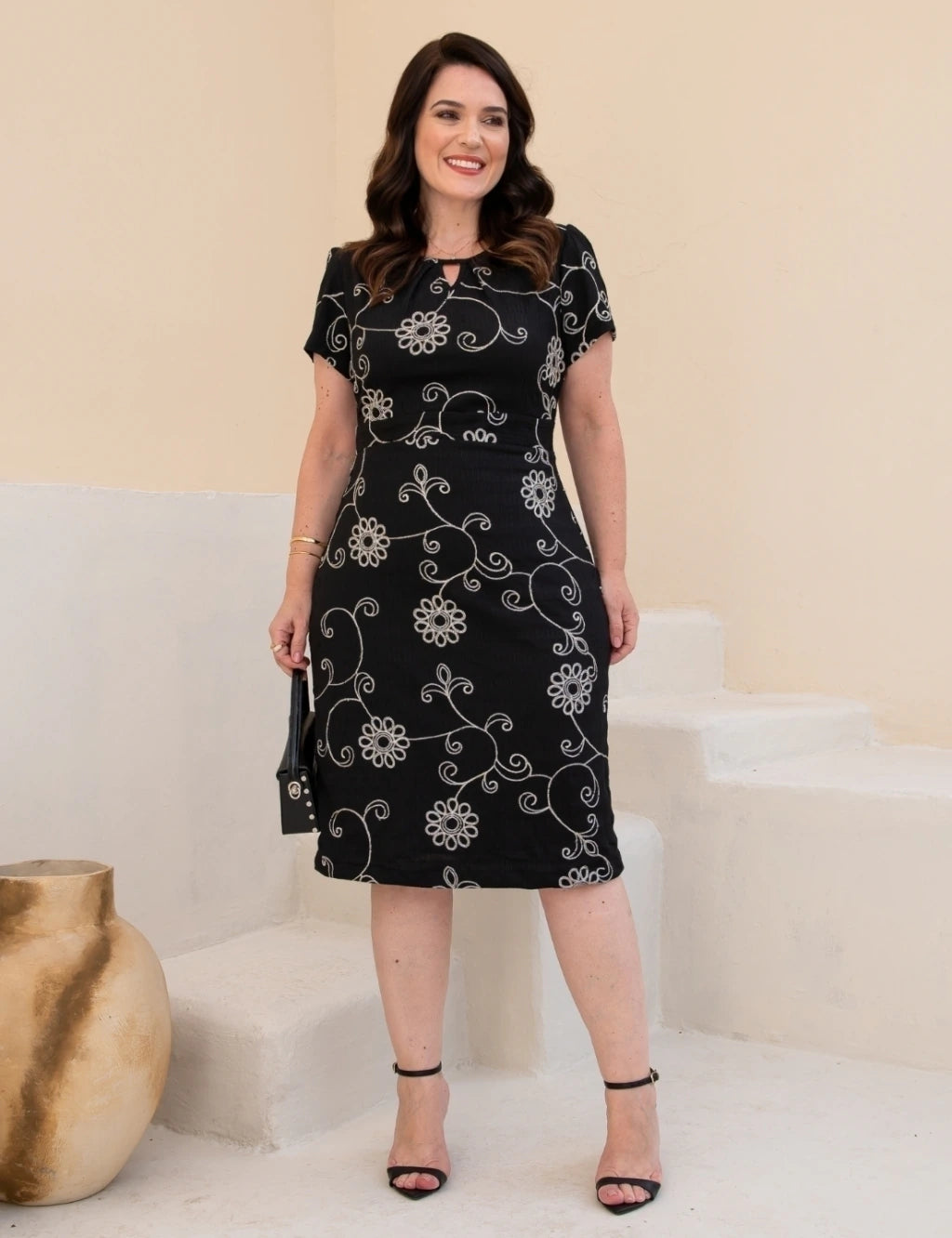 Vestido Midi Plissado Com Bordado Preto