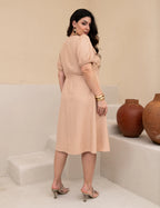 Vestido midi Com Vivo Frente Bege