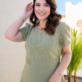 Vestido Midi Com Bordado Verde