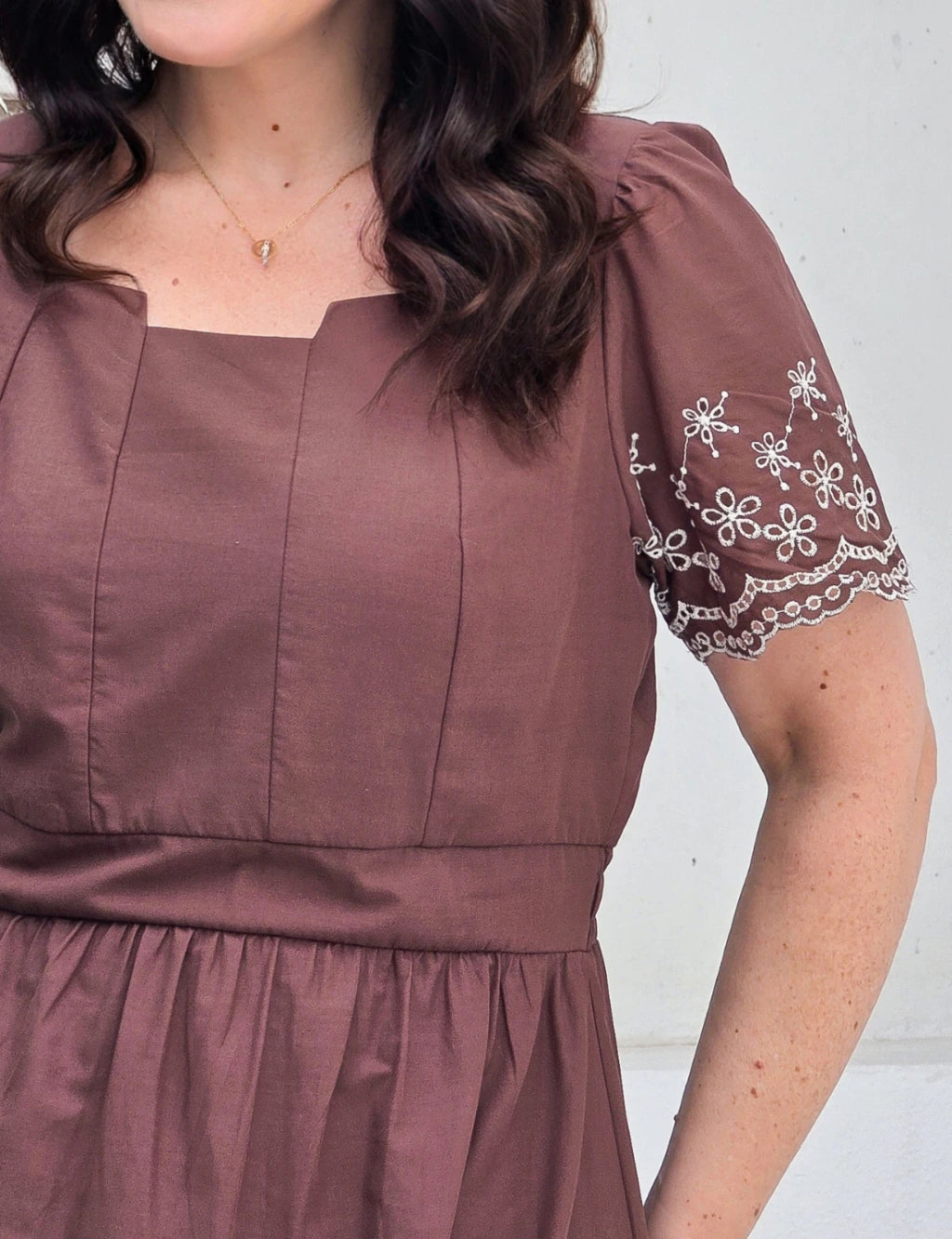 Vestido Midi Bordado Barrado Marrom