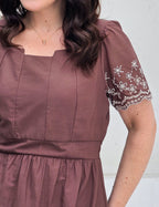 Vestido Midi Bordado Barrado Marrom