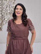 Vestido Midi Bordado Barrado Marrom
